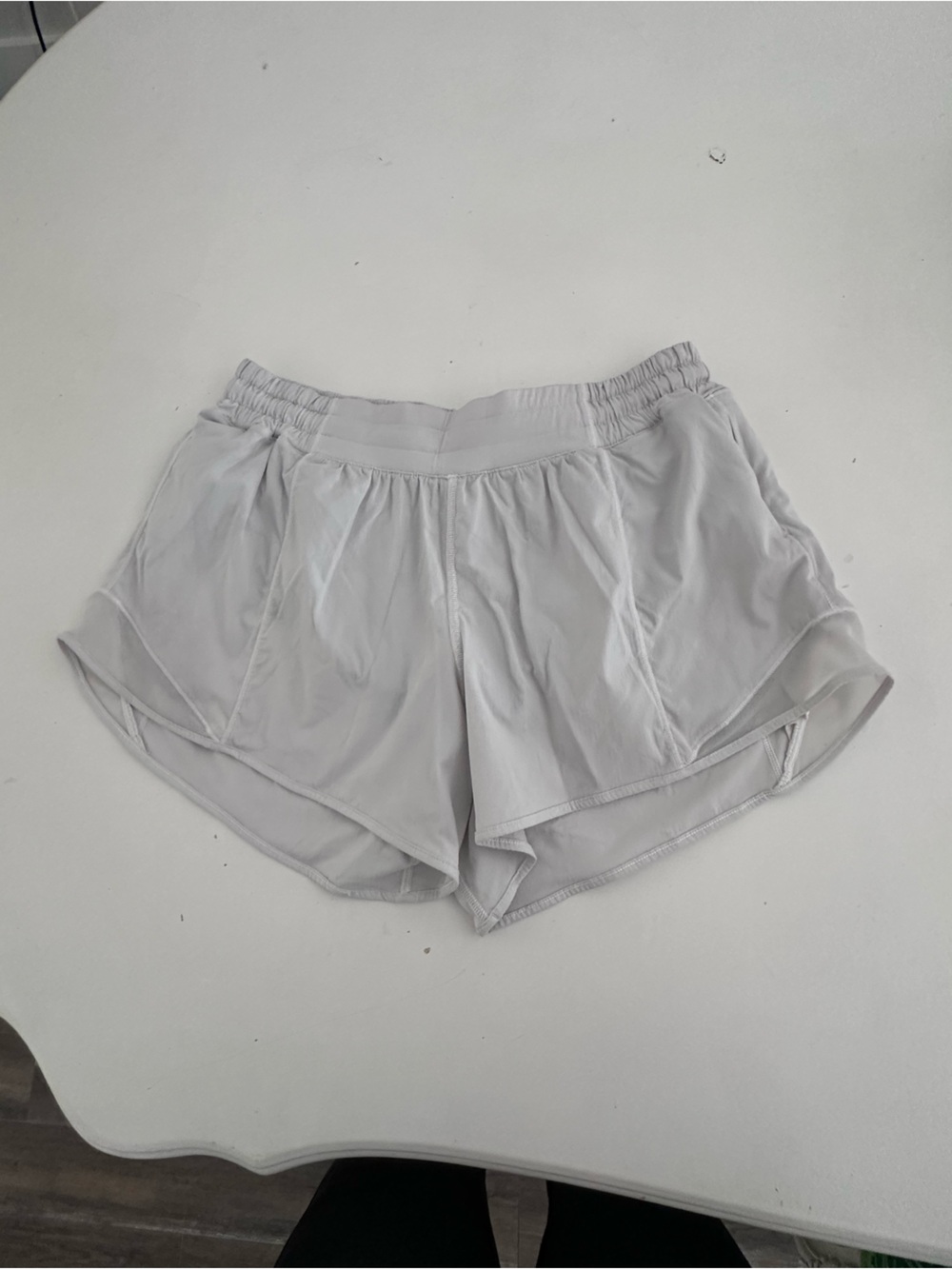 Lululemon Hotty Hot Short II 4" Low-Rise Light Gray White Size 10 Lined